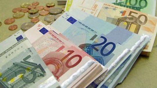 Euro-Geldscheine und Münzen