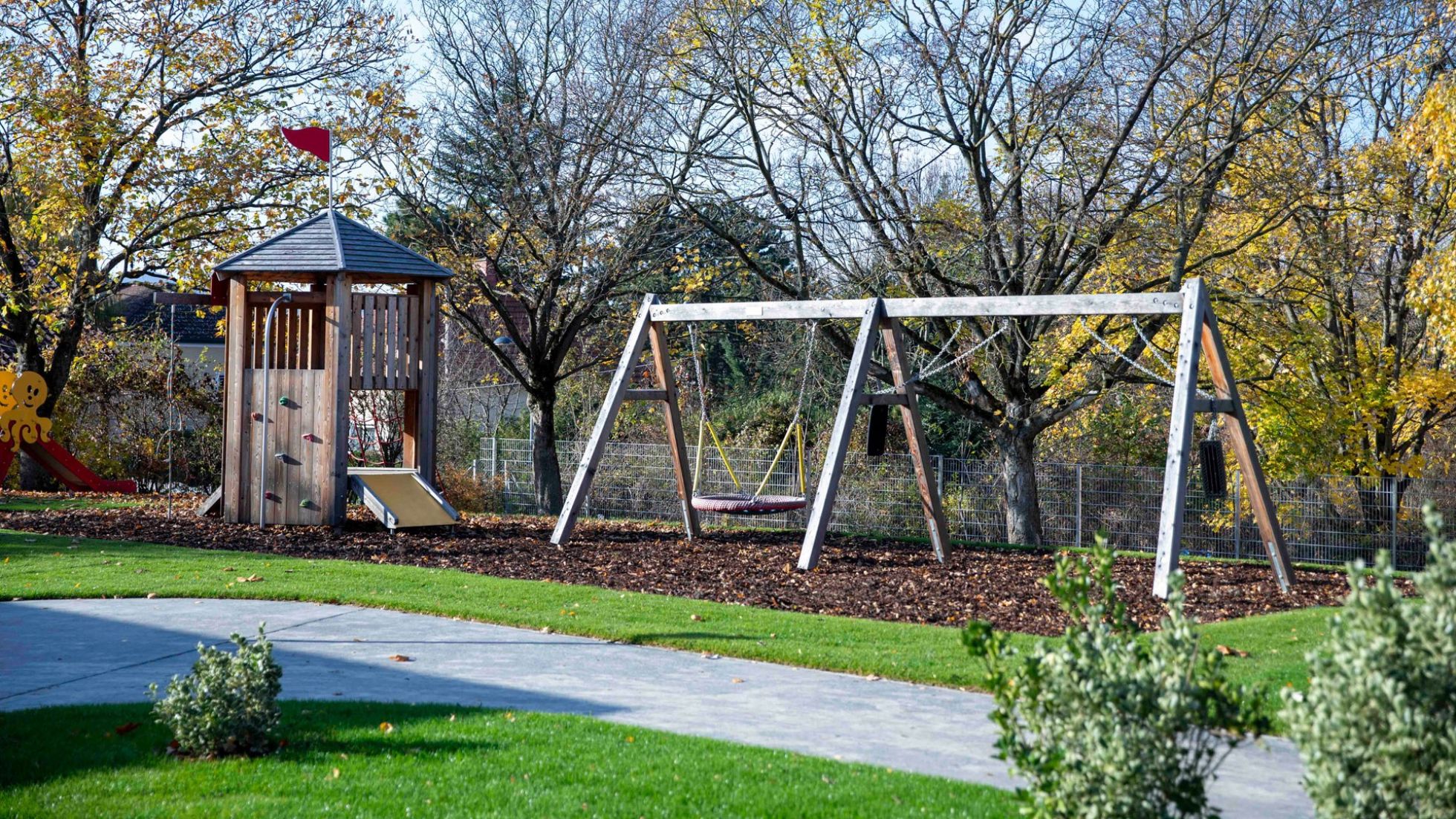 Kletterturm und Schaukelgerüst im Garten des Kindergartens