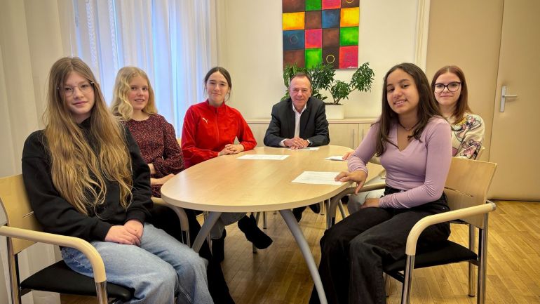 copyright: BV 23 / Genitheim Schülerinnen sitzen gemeinsam mit dem Bezirksvorsteher an einem Tisch