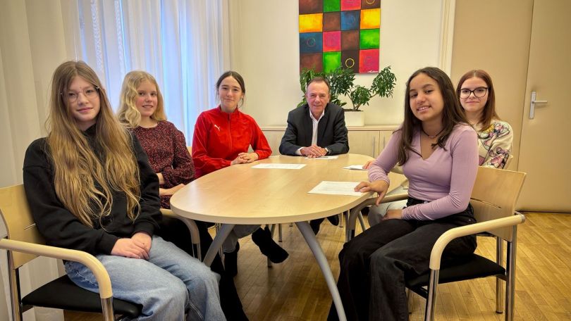 copyright: BV 23 / Genitheim Schülerinnen sitzen gemeinsam mit dem Bezirksvorsteher an einem Tisch