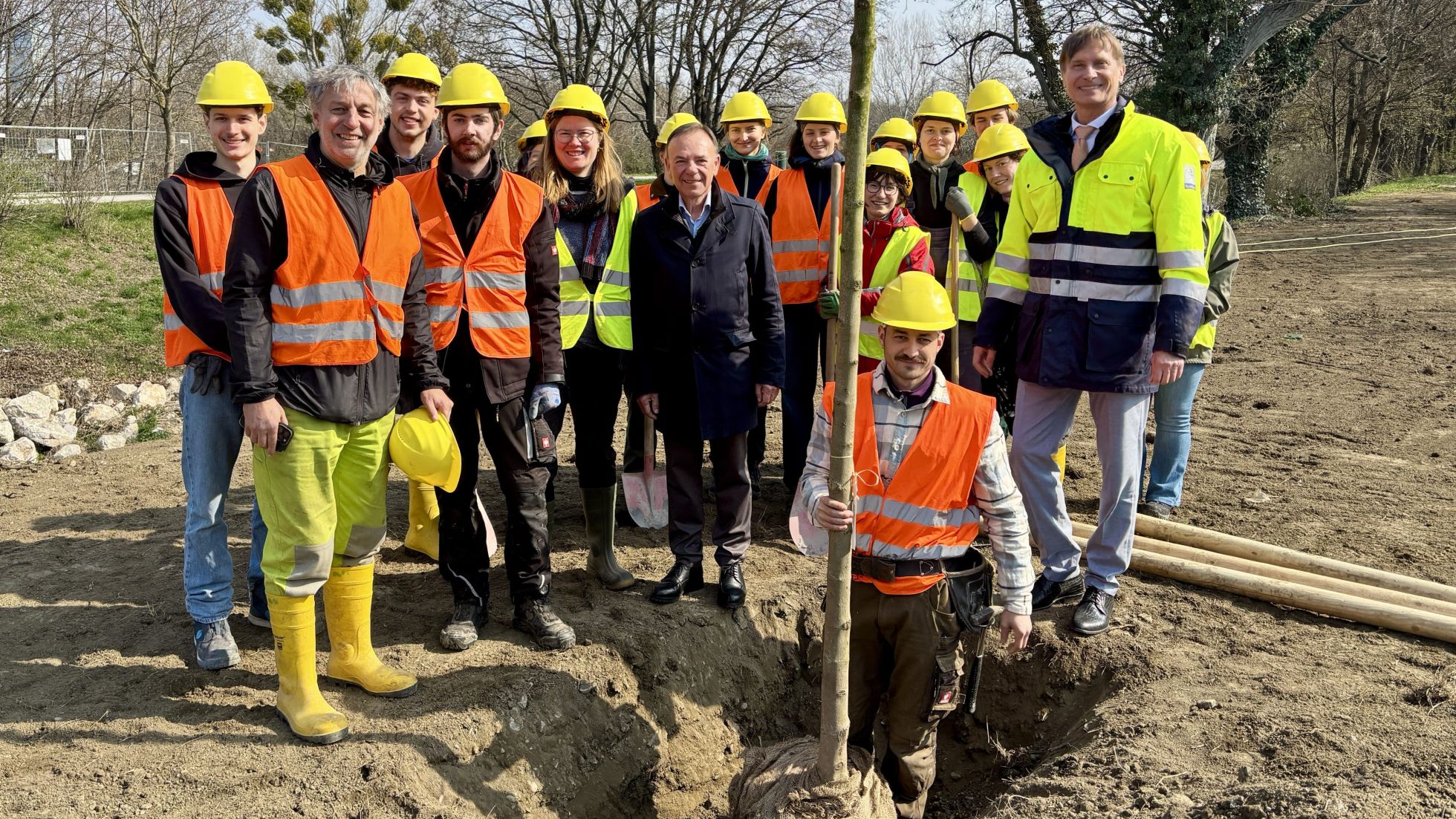 BV Bischof und Boku-Studierende beim Pflanzen eines Baumes