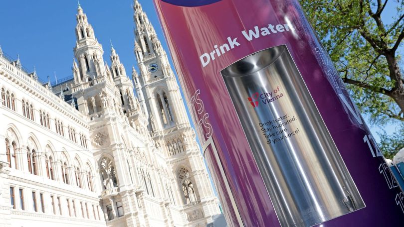 Trinkbrunnen Brunnhilde im ESC-Look vorm Rathaus