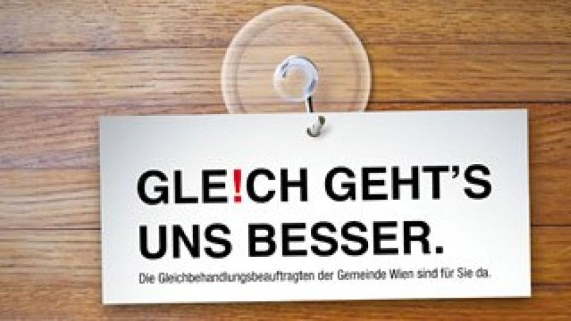 Schild "Gleich geht's uns besser" auf Büromöbel aus Holz