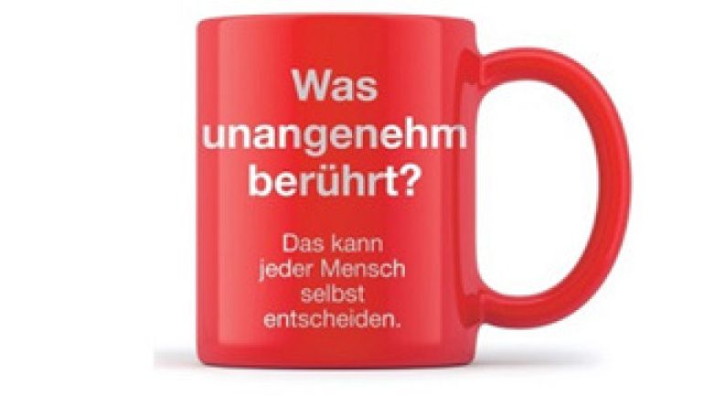 Rote Tasse mit Aufschrift