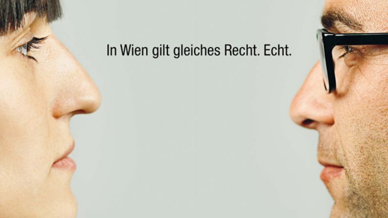 Frau und Mann im Profil sehen sich an, Text: In Wien gilt gleiches Recht. Echt.