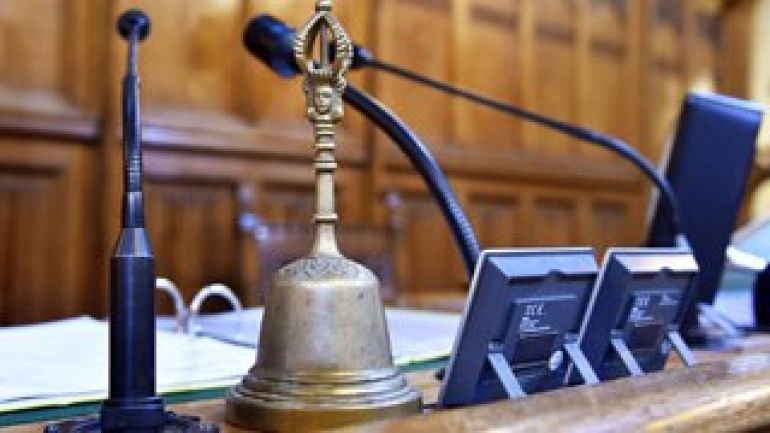 Glocke vor Mikrofonen