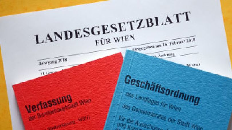 Symbolfoto mit Dokumenten wie dem Landesgesetzblatt