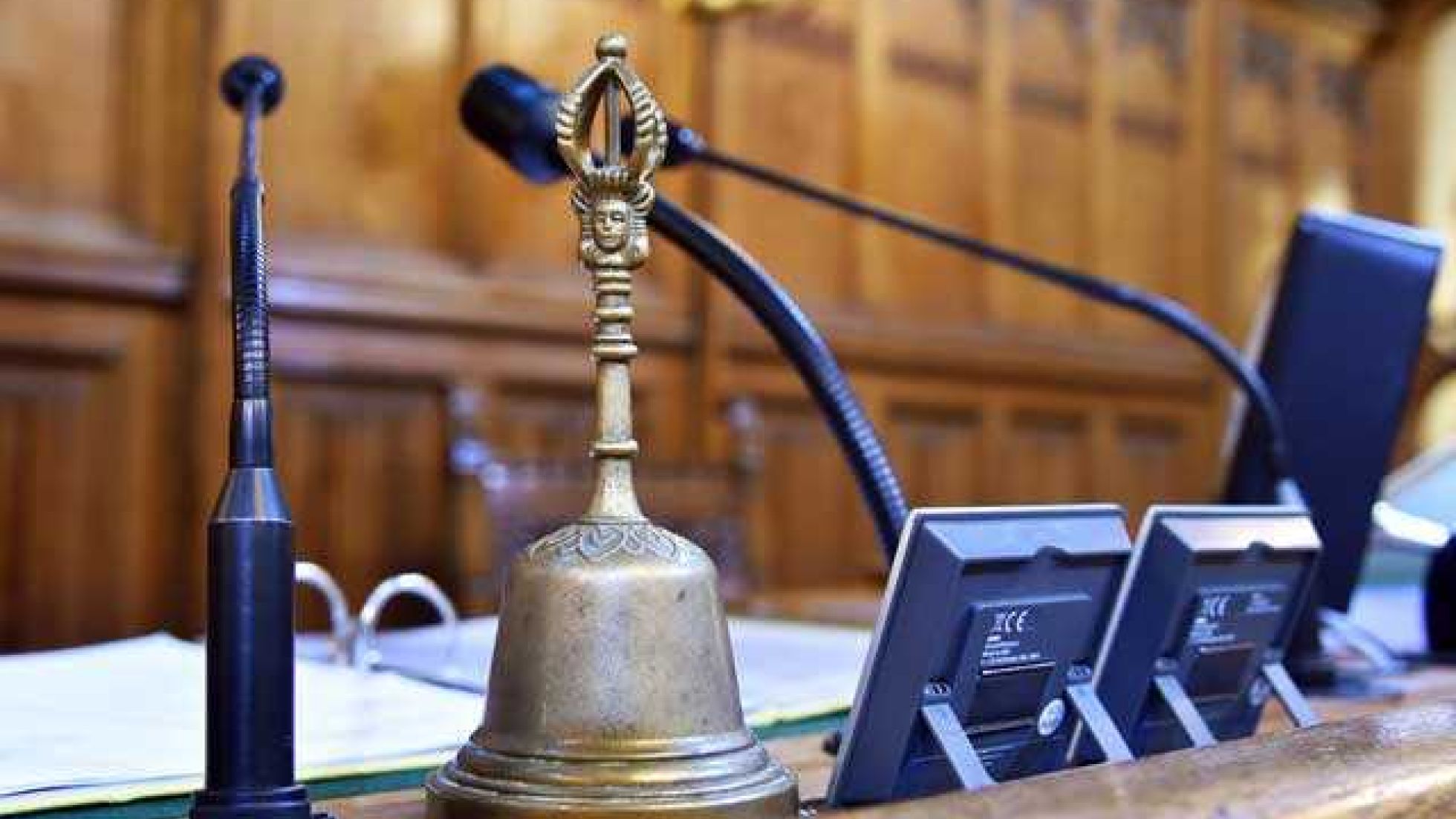 copyright: PID - Christian Jobst Glocke vor Mikrofonen