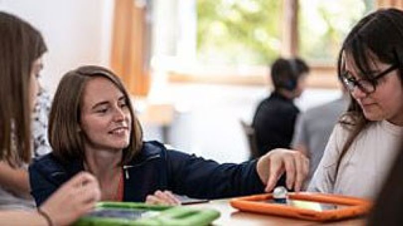 Frau mit zwei Mädchen mit Tablet