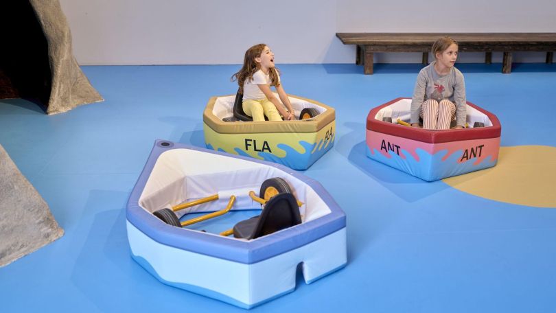 3 Kinder in kleinen Booten auf blauem Boden