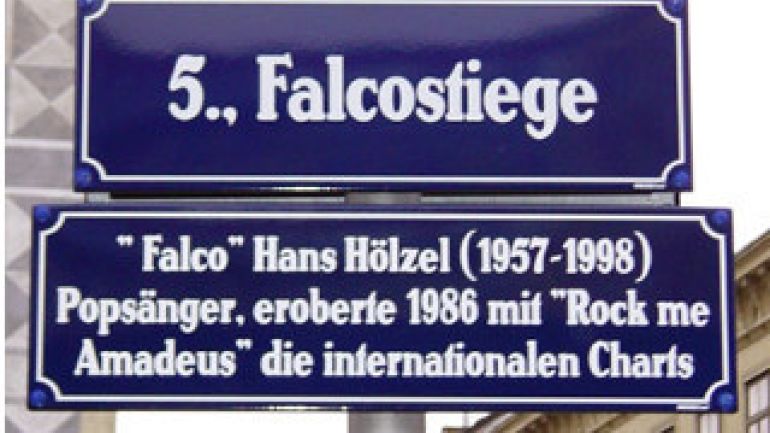 Straßenschild mit Aufschrift "Falcostiege"