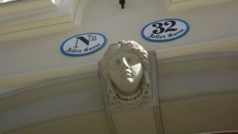 Hausfassade mit zwei Hausnummern