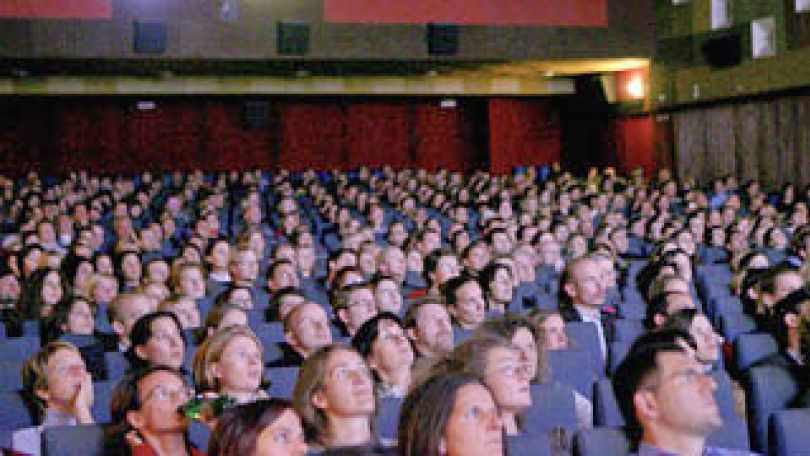 Publikum im Gartenbaukino mit Blick zur Leinwand