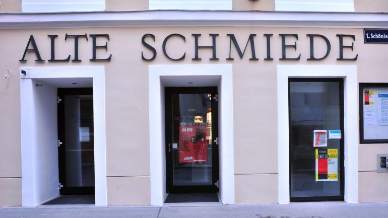 copyright: Alte Schmiede / Mehmet Emir Über der schlichten Eingangstür der Alten Schmiede steht in Großbuchstaben "Alte Schmiede".