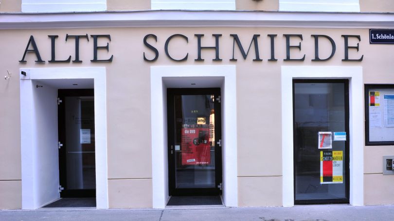 Über der schlichten Eingangstür der Alten Schmiede steht in Großbuchstaben "Alte Schmiede".