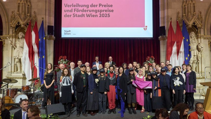 Gruppenfoto der Preisträger vor der Bühne im Festsaal des Wiener Rathauses.