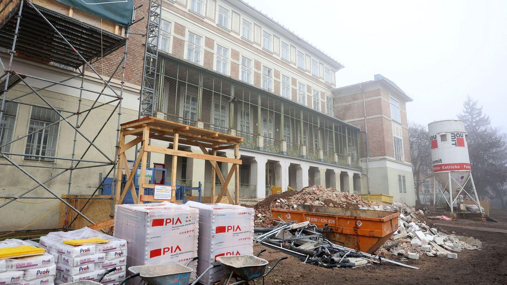 copyright: Stadt Wien/Martin Votava Historisches Gebäude mit Baustelle inklusive mit Schutt befülltem Container.