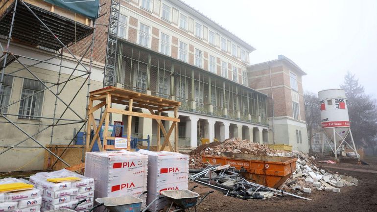 copyright: Stadt Wien/Martin Votava Historisches Gebäude mit Baustelle inklusive mit Schutt befülltem Container.
