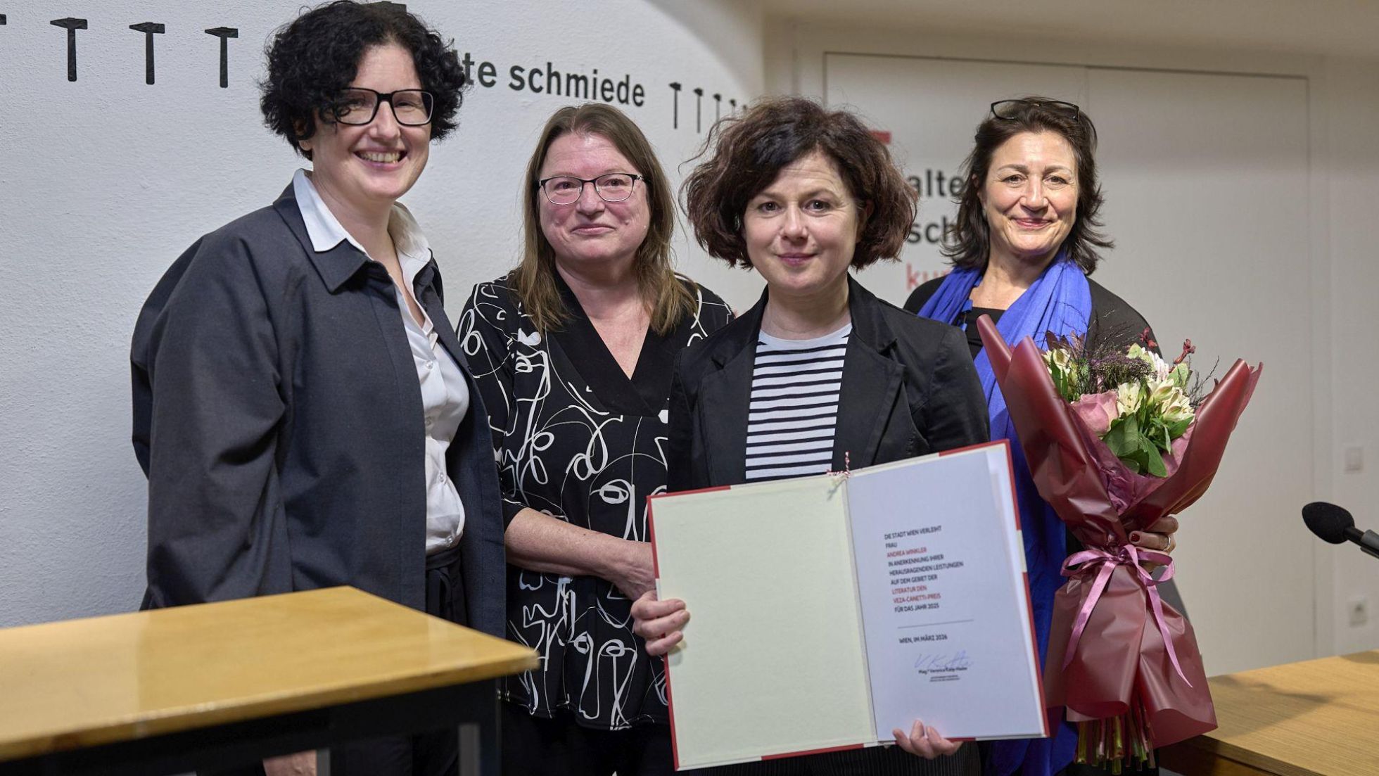 copyright: Stadt Wien/Markus Wache 4 Frauen mit Urkunde und Blumenstrauss