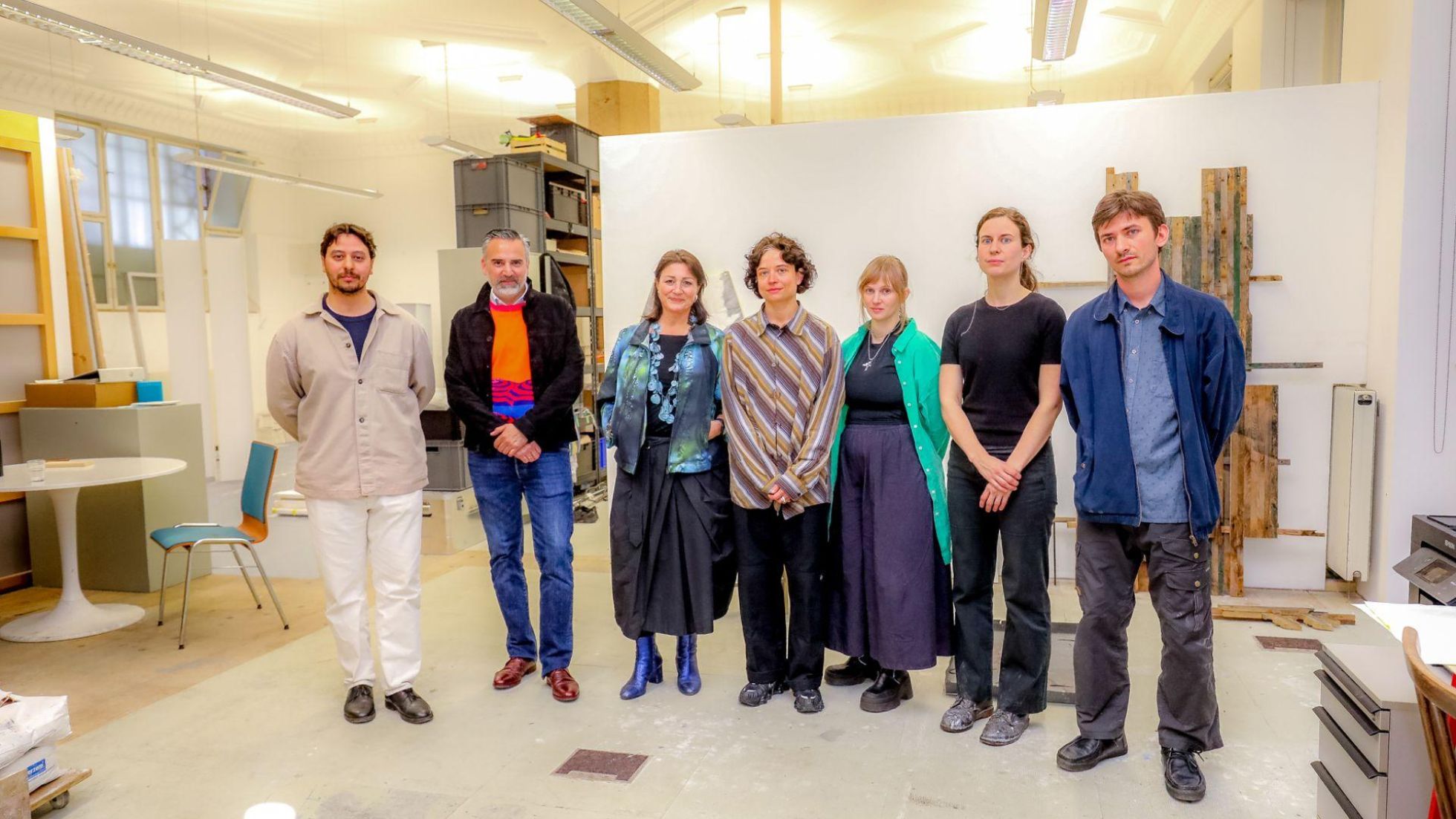 Gruppenfoto der Künstlerinnen und Politikerinnen in einem Atlier-Raum.