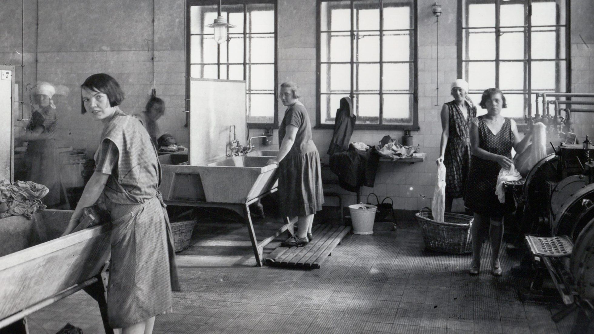 copyright: Wiener Stadt- und Landesarchiv Historisches Foto zeigt mehrere in einem Betrieb arbeitende Frauen