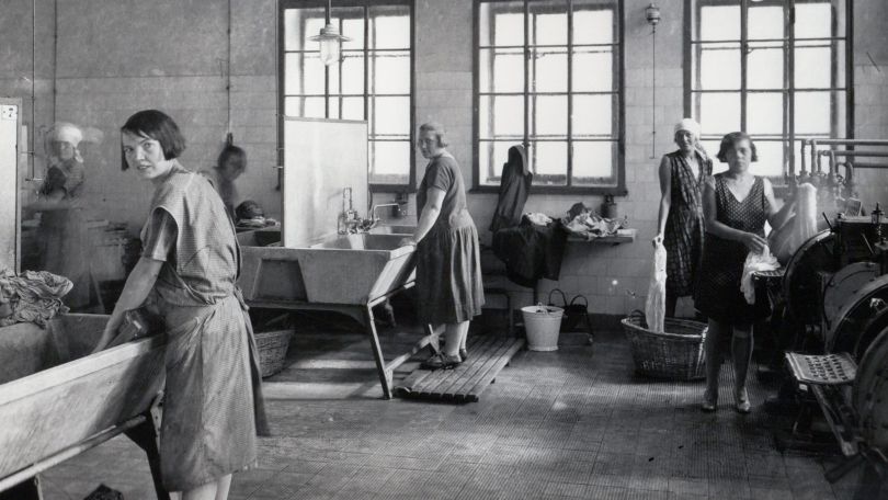 copyright: Wiener Stadt- und Landesarchiv Historisches Foto zeigt mehrere in einem Betrieb arbeitende Frauen