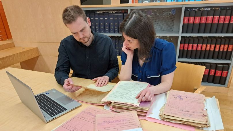 copyright: MA 8 Beratungsgespräch mit Expertin des Stadt- und Landesarchivs