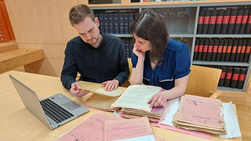 Beratungsgespräch mit Expertin des Stadt- und Landesarchivs