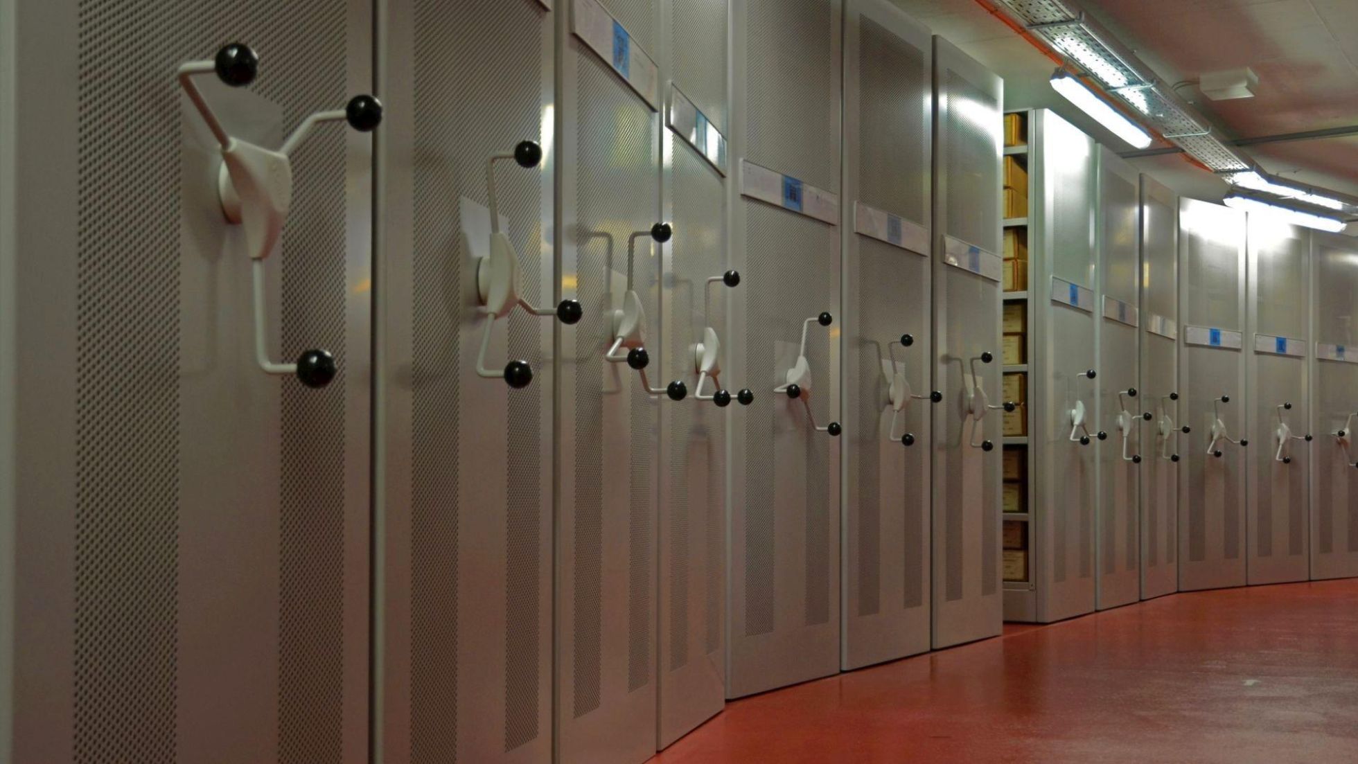 Archivschränke mit Kurbeln im Wiener Stadt- und Landesarchiv