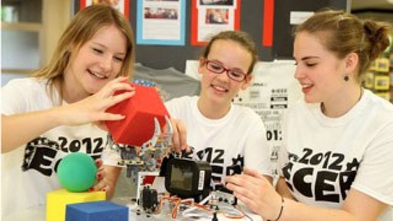 Mädchen experimentieren mit Technik.