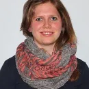 Junge Frau mit Schal lächelt