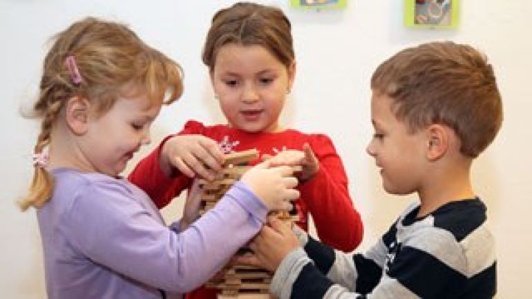 copyright: PID - Votava 3 Kinder bauen einen Turm.