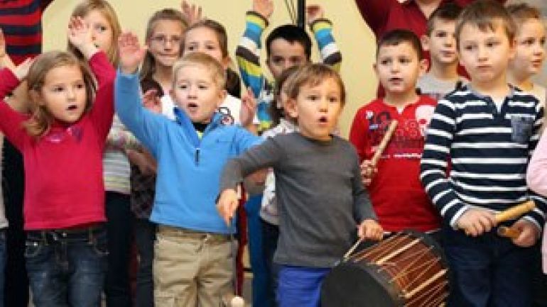 copyright: Pressebildagentur Votava Buben und Mädchen singen und tanzen