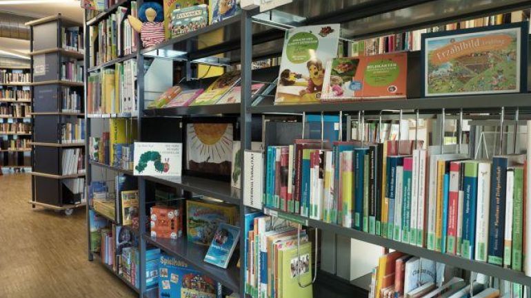 Regal mit Büchern