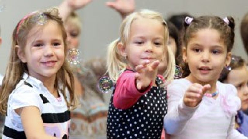 copyright: Pressebildagentur Votava drei Mädchen spielen mit Seifenblasen