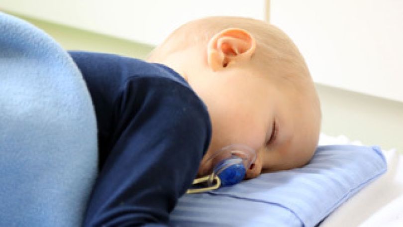 ein kleines Kind schläft