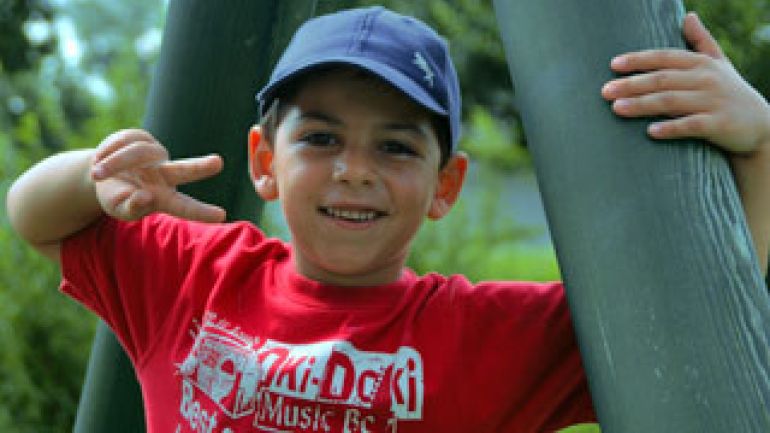 copyright: MA 10 Ein Bub macht das Victory-Zeichen