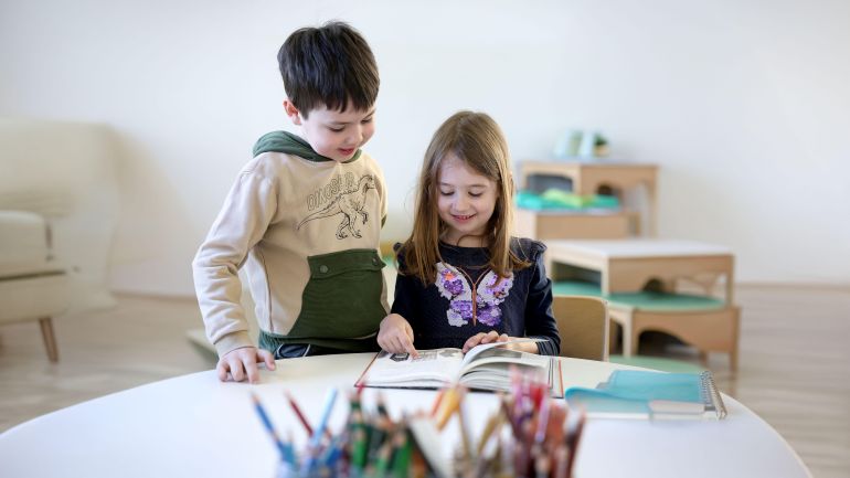 copyright: MA 10 - Wiener Kindergärten/VOTAVA 2 Kinder sehen sich gemeinsam ein Buch an
