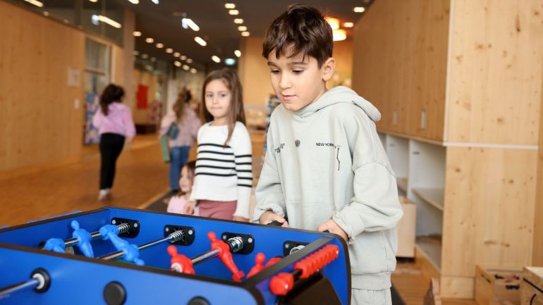 copyright: MA 10 - Wiener Kindergärten/VOTAVA Bub spielt mit einem Tischfußball