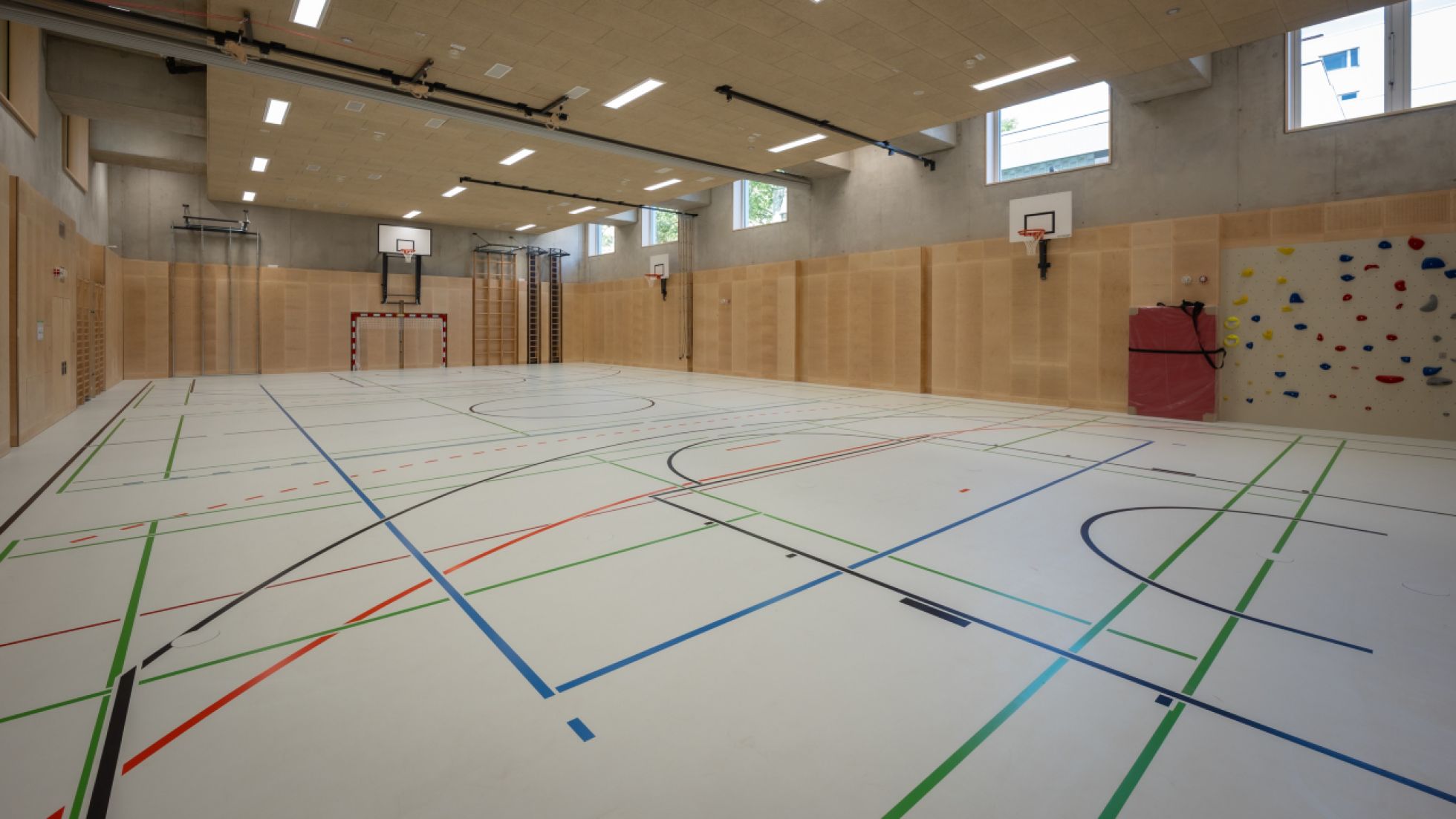 copyright: Stadt Wien - Kindergärten/David Bohmann Bild einer modernen, lichtdurchfluteten Turnhalle