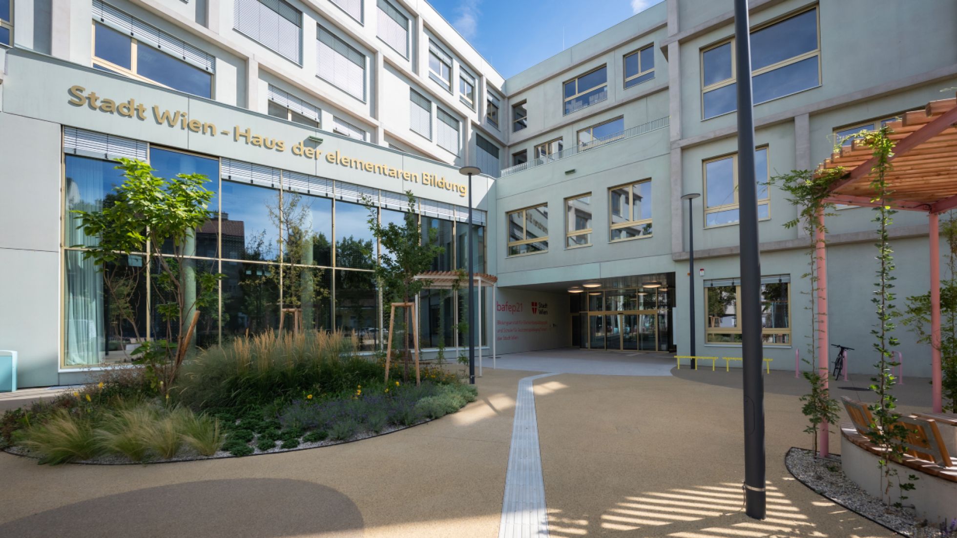 Frontansicht und Eingangsbereich des neu errichteten bafep21-Schulgebäudes