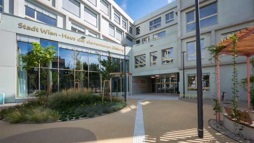 Frontansicht und Eingangsbereich des neu errichteten bafep21-Schulgebäudes
