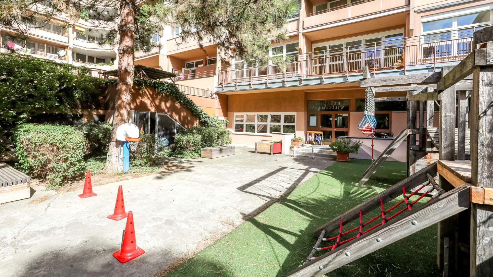 copyright: MA10/Christian Fürthner Außenbereich Kindergarten Arnoldgasse 2