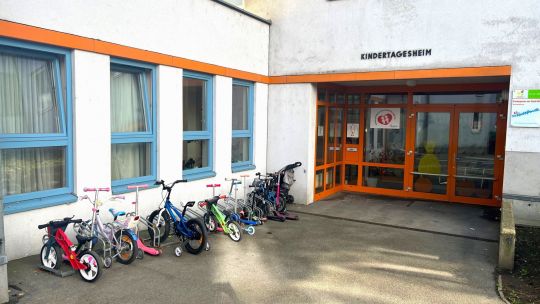 Außenbereich Gebäude Eingang Kindergarten 1110_Am Hofgartel 3