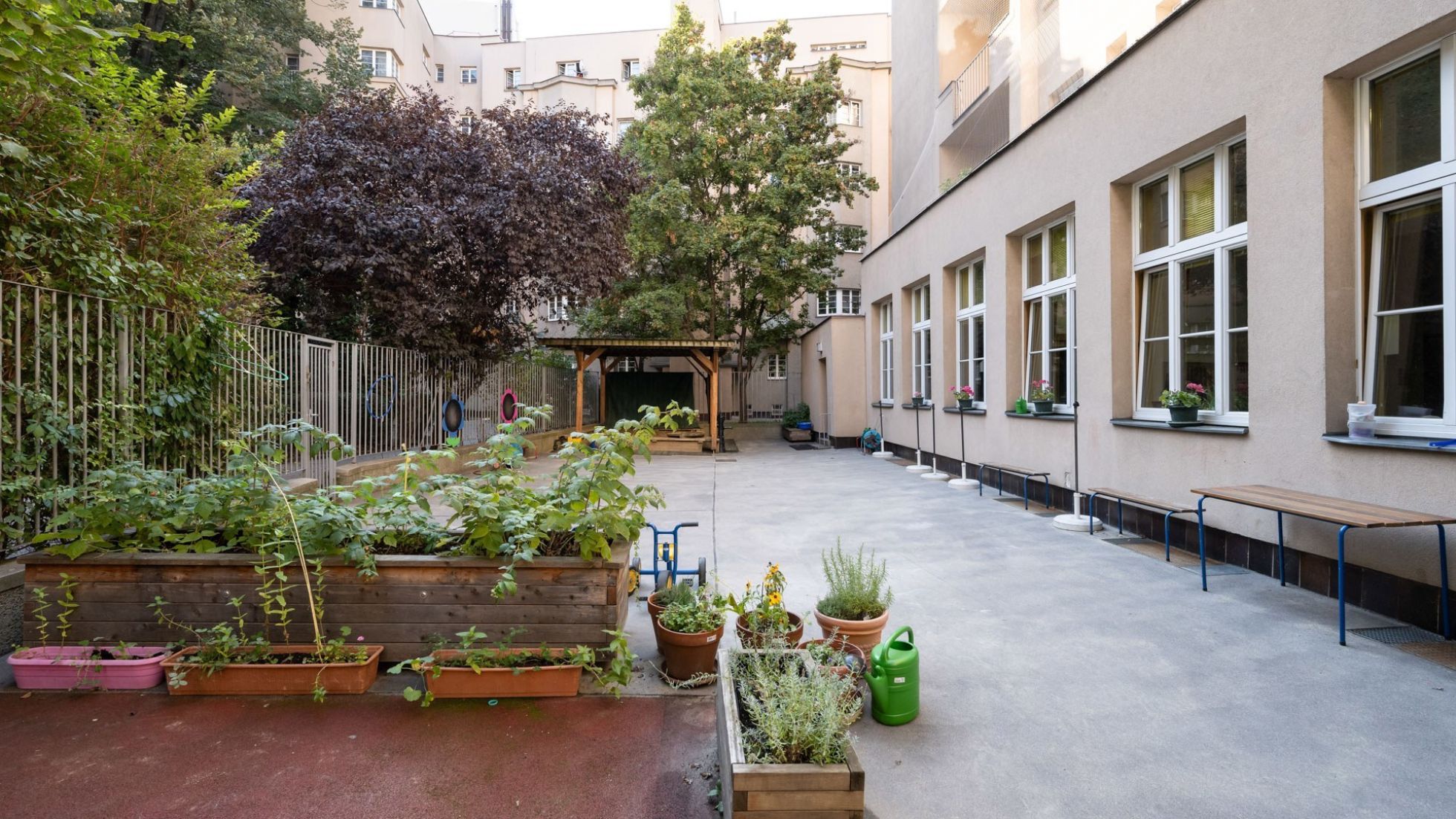 copyright: MA 10/Johannes Wiedl Außenbereich Kindergarten Schelleingasse 13-15