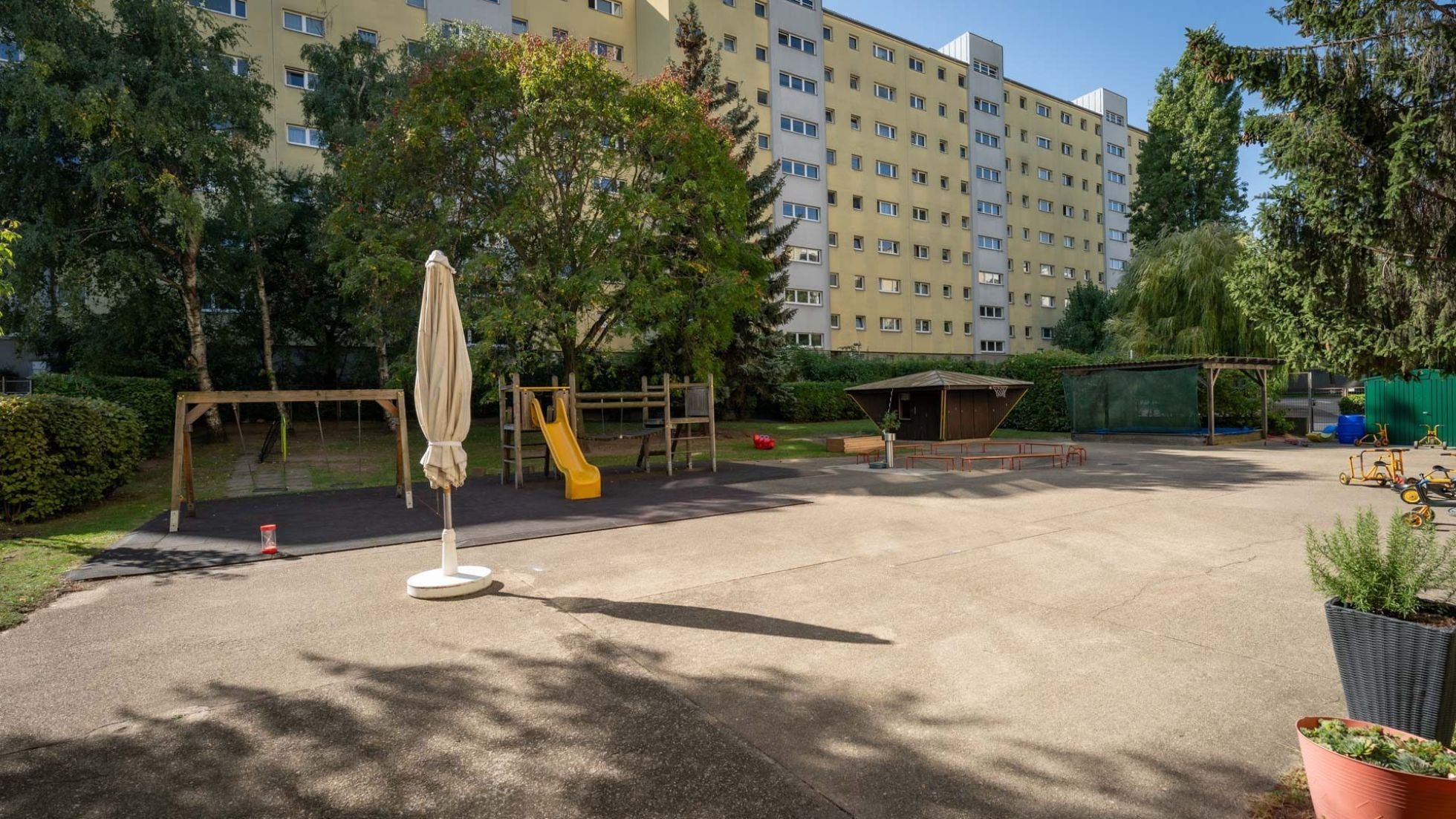 copyright: MA 10/ DAVID BOHMANN Außenbereich Kindergarten Inzersdorfer Straße 111