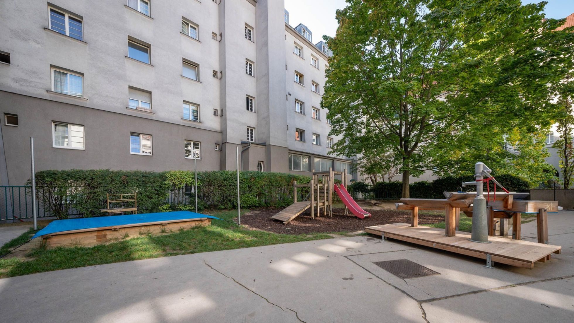 copyright: MA 10/ DAVID BOHMANN Außenbereich Kindergarten Karl-Löwe-Gasse 15