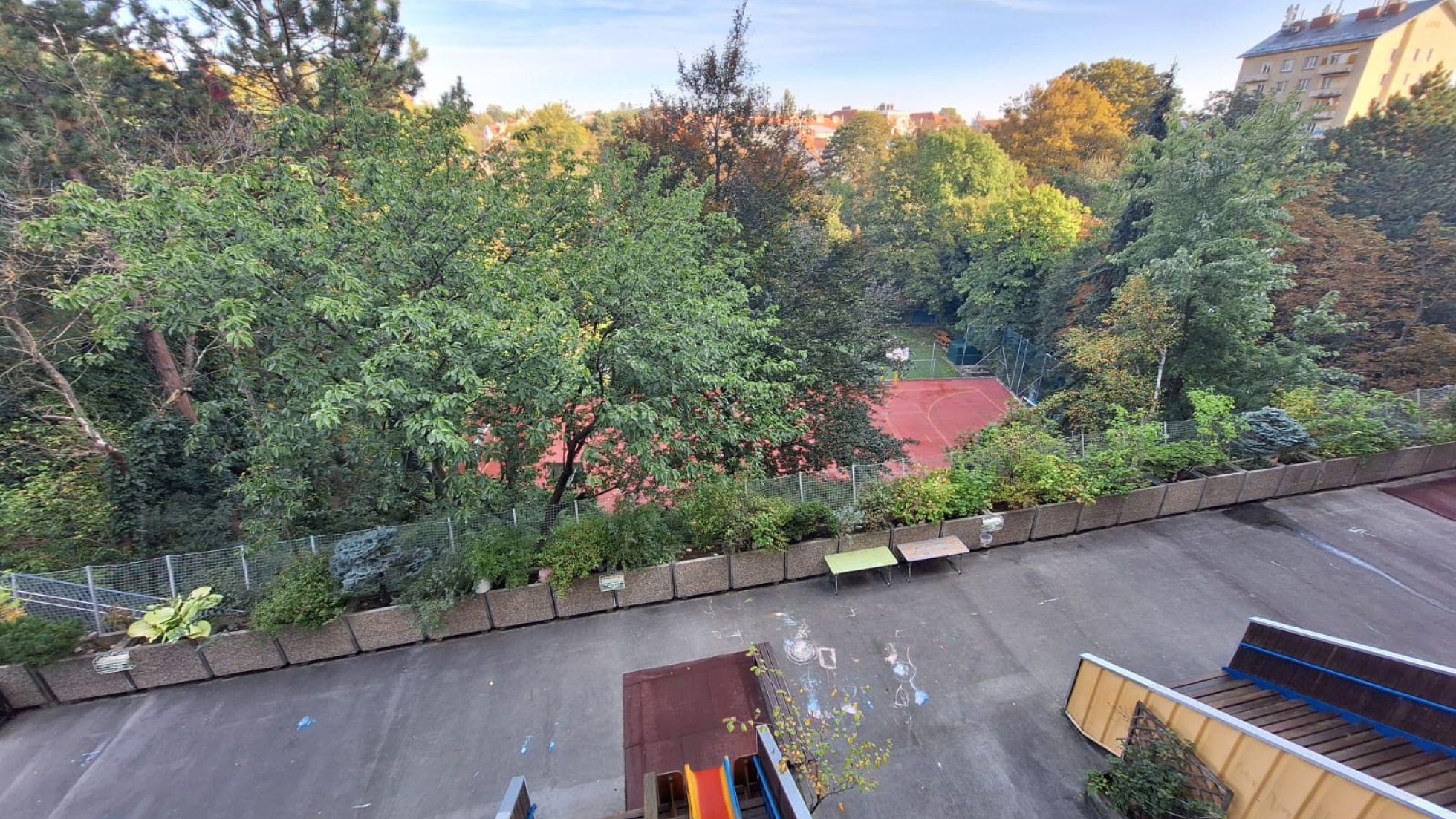 copyright: Gudrun Pfaffl Außenbereich Kindergarten Hofzeile 17