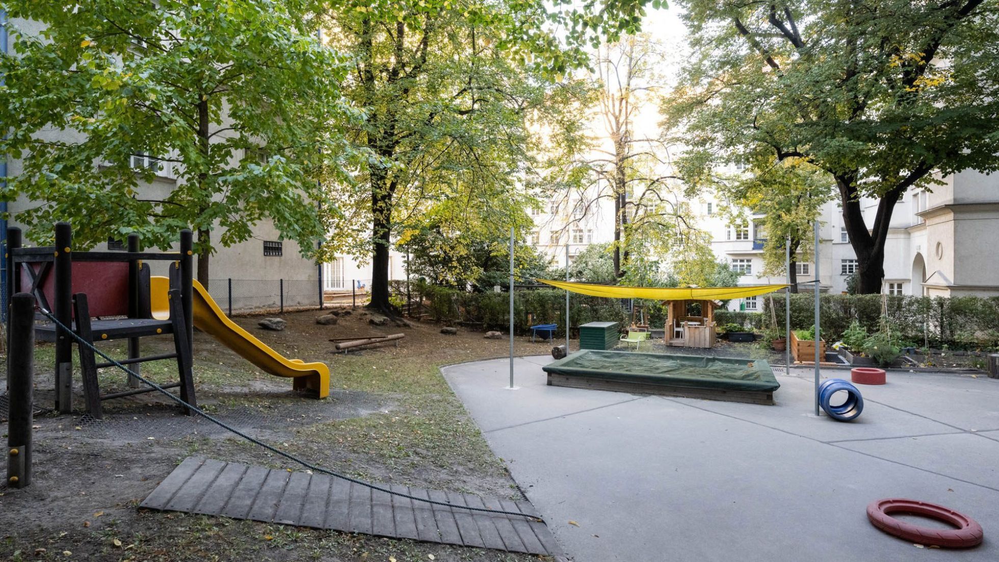 copyright: MA 10/Johannes Wiedl Außenbereich Kindergarten Fendigasse 38