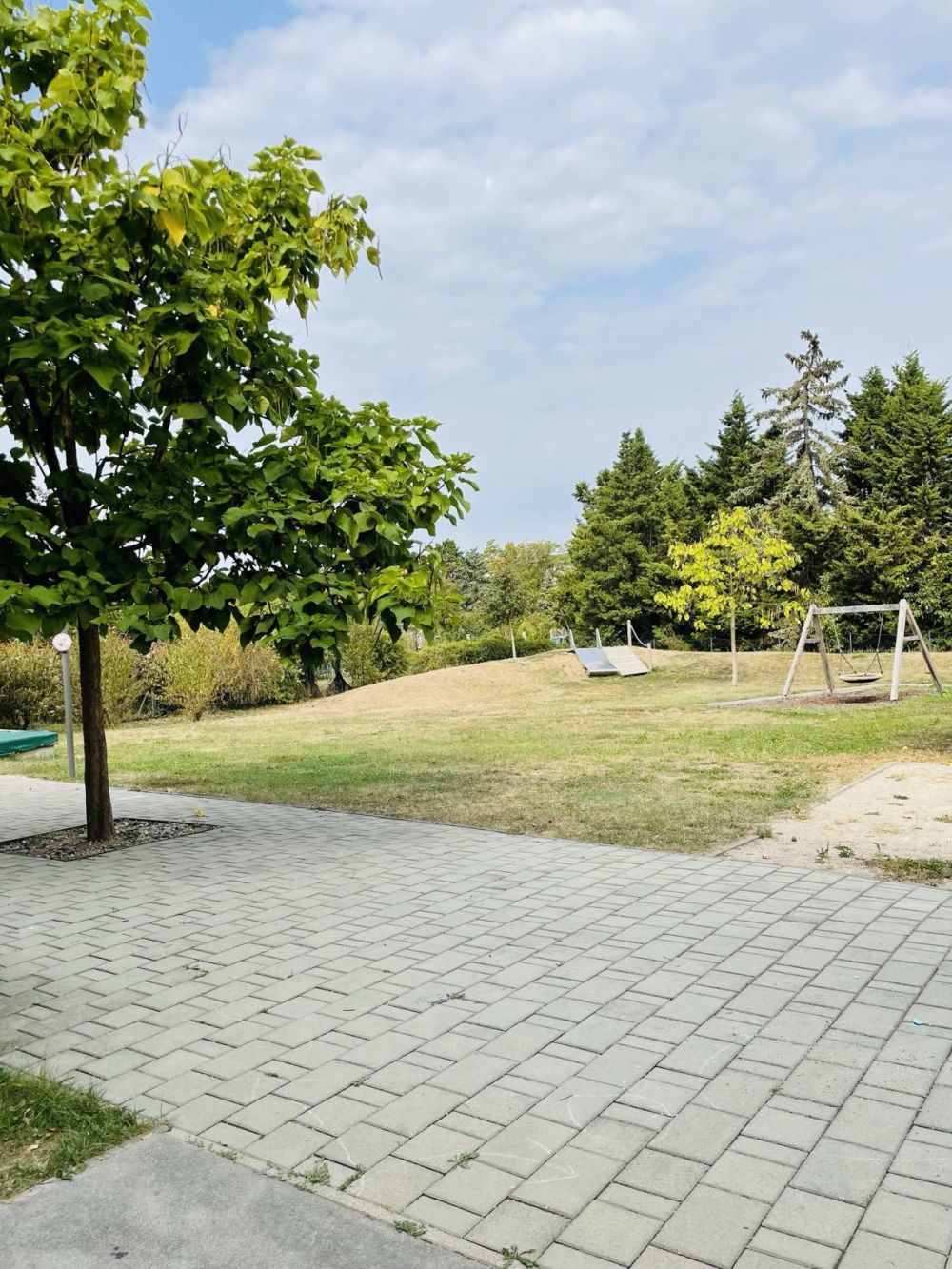 Innenhof mit Spielgeräten